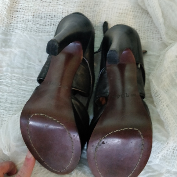 NEW: Heels - Picture 3 of 5